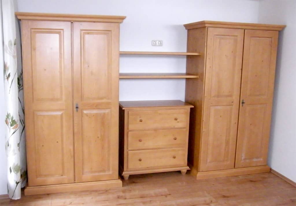 Kleiderschrank mit Kommode und Sideboard