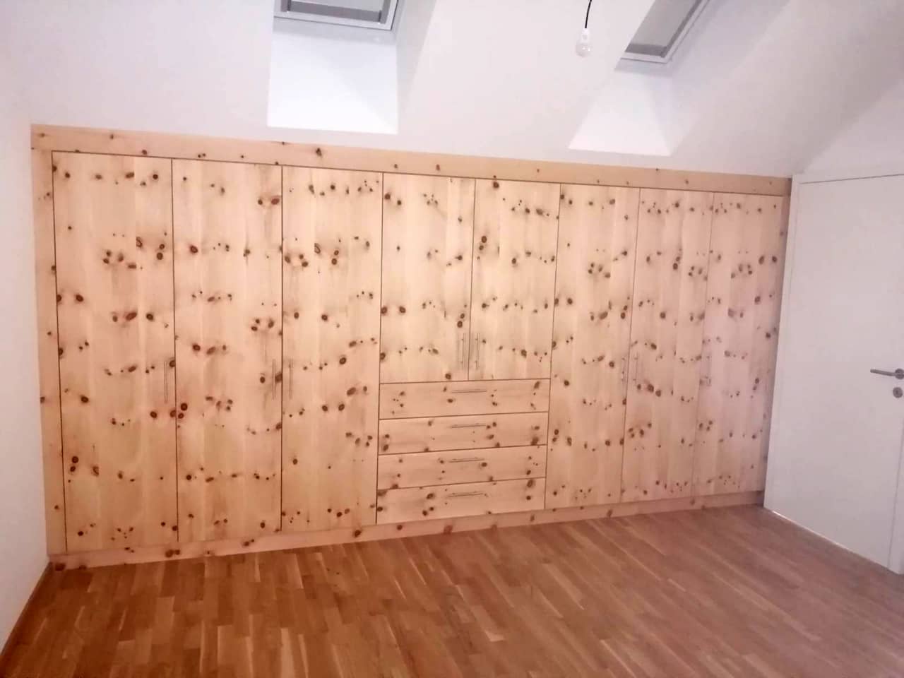 Einbauschrank Dachschräge Zirnebnholz