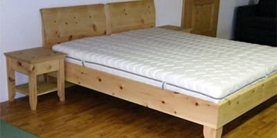 Handgefertigtes Zirbenholz-Doppelbett mit Nachtkästchen