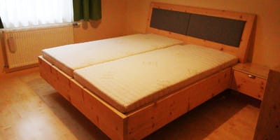 Maßgefertigtes Schlafzimmer mit Lodenapplikation