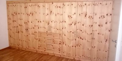 Einbauschrank eingepasst in Dachschräge