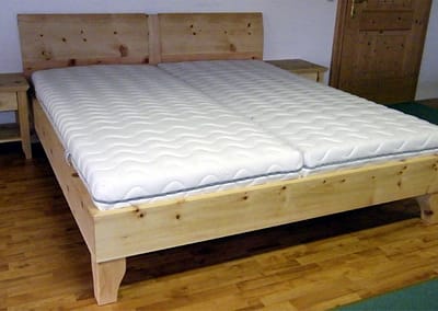 Handgefertigtes Zirbenholz-Doppelbett mit Nachtkästchen 5