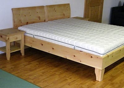 Handgefertigtes Zirbenholz-Doppelbett mit Nachtkästchen 2