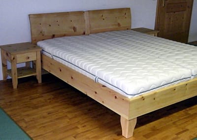 Handgefertigtes Zirbenholz-Doppelbett mit Nachtkästchen 7