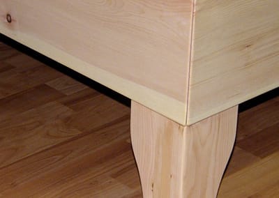 Handgefertigtes Zirbenholz-Doppelbett mit Nachtkästchen 6