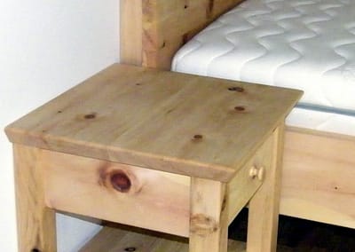 Handgefertigtes Zirbenholz-Doppelbett mit Nachtkästchen 3