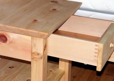 Handgefertigtes Zirbenholz-Doppelbett mit Nachtkästchen 4